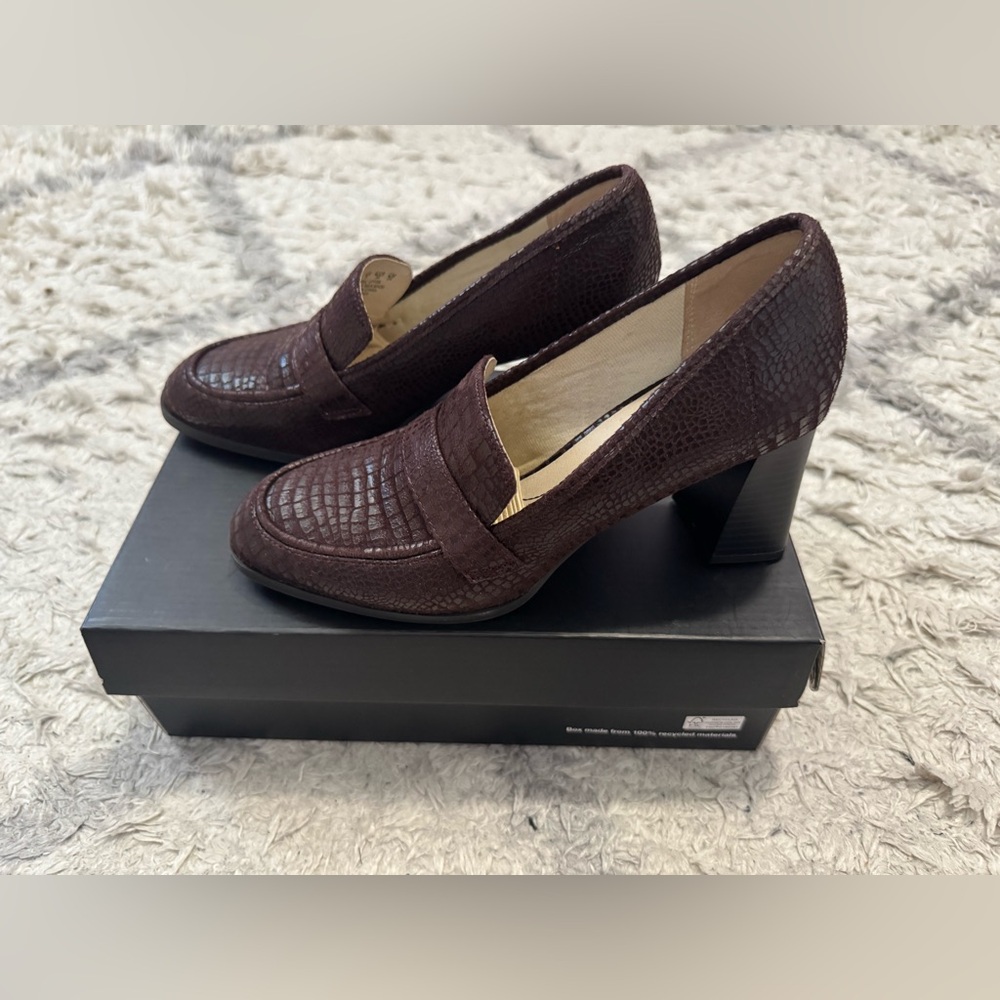 LifeStride Women's Farrah Block Heel Loafer
Elegant Brown Loafers for Women